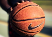 开云足球直播-赛道与球场，当F1新赛季揭幕战遇上奇才逆袭勇士的启示