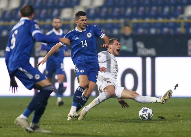 包含斯洛伐克队在欧预赛中面对挑战勇敢拼搏的词条