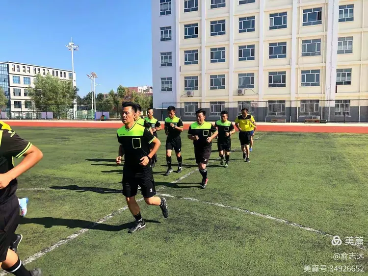 包含篮球比赛裁判训练会议召开，法规精益求精的词条