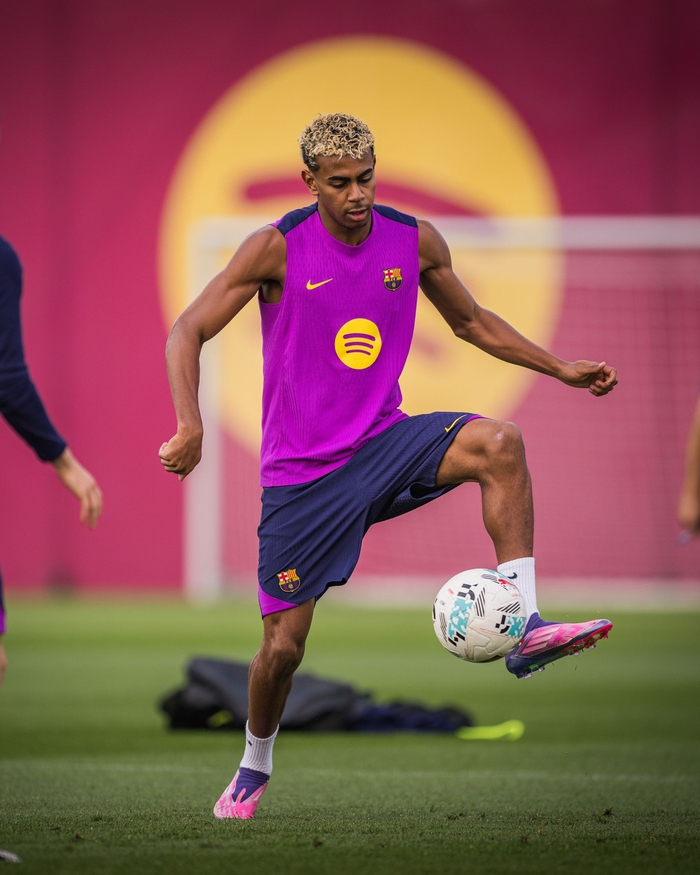 巴萨全队雨中训练备战下一场