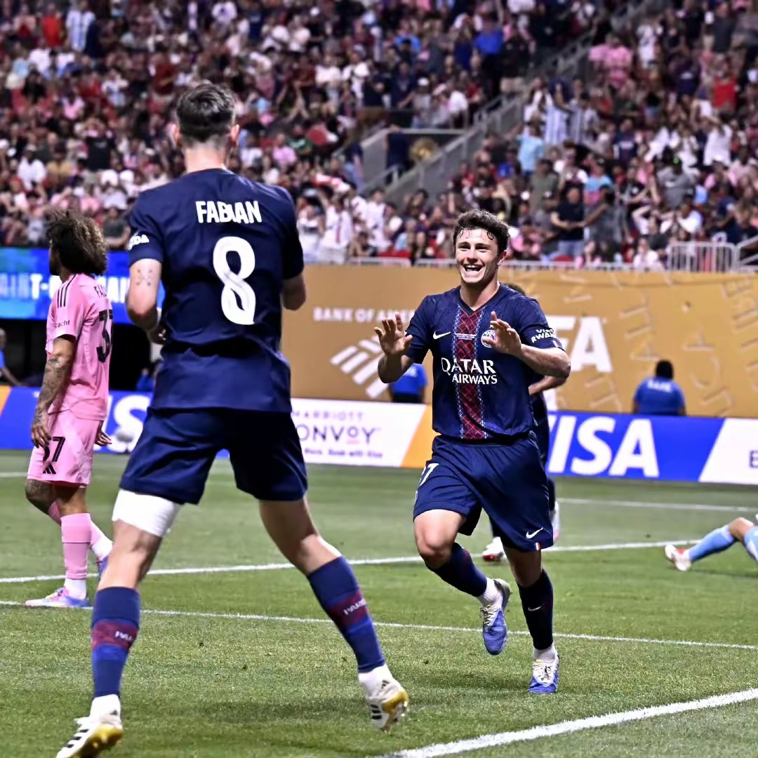 关于马德里双雄相继获胜，联赛竞争白热化的信息