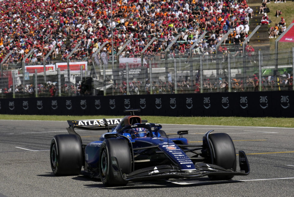 包含红牛车队险胜红牛二队，拉塞尔高光表现的词条