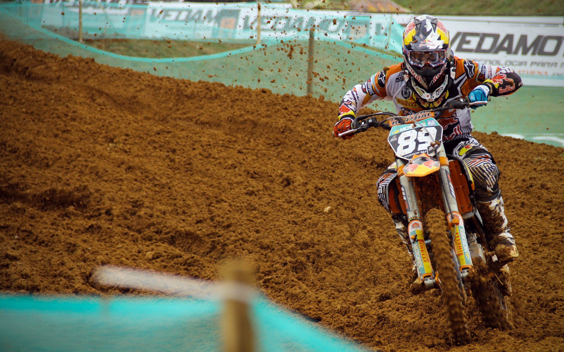 维尼修斯欧冠接管比赛之夜,波兰终结丹麦的启示与足球的唯一性时刻